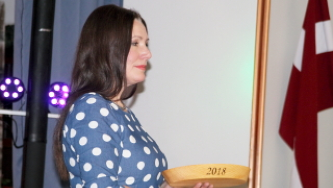 Pasniedz balvu amatierteātra aktrisei