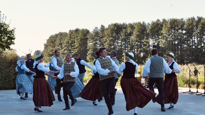 Dejo tautas deju kolektīvs