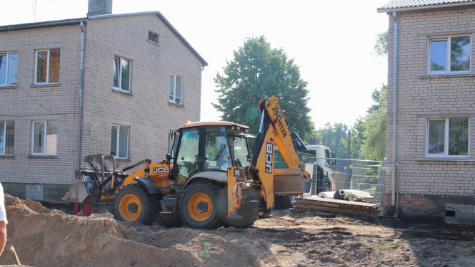 Piltenē labiekārto daudzdzīvokļu māju teritoriju