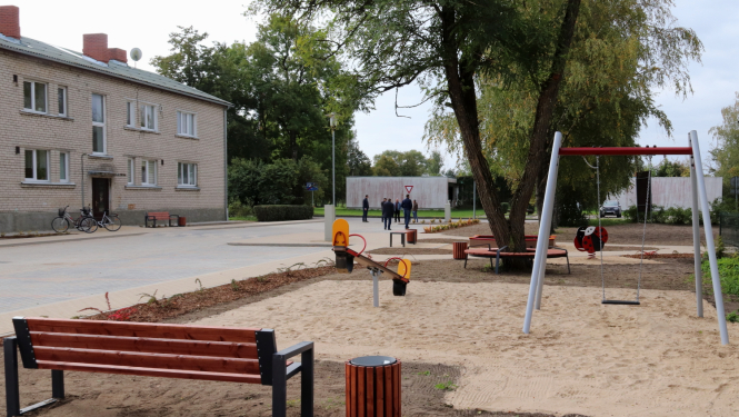 Piltenē labiekārtota daudzdzīvokļu māju teritorija