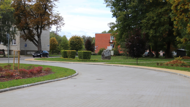 Piltenē rekonstruēta autobusa stāvvieta