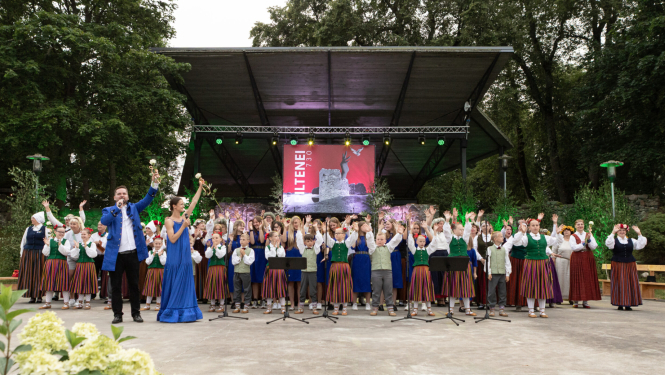 Piltenes estrādē izskan koncerts "Piltenes leģenda"