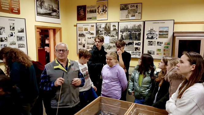 Piltenes jaunieši apskata novadpētniecības ekspozīciju