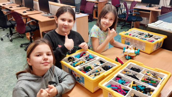 Bērni ar robotu komplektiem