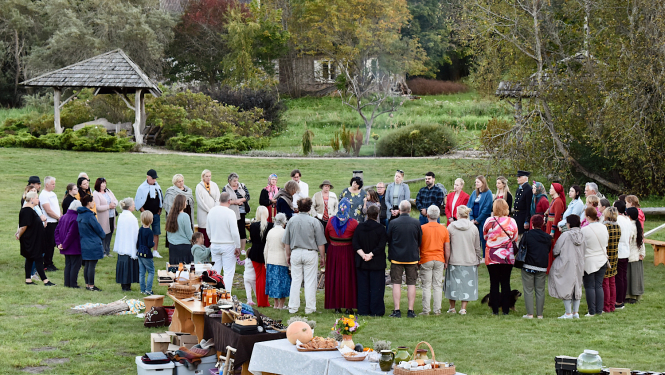 Pasākuma apmeklētāji ap ugunskuru aplī