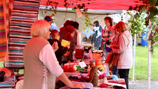 Apmeklētāji apskata tirgotāju piedāvājumus