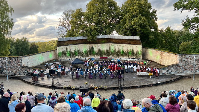 Pasākuma apmeklētāji un dalībnieki estrādē