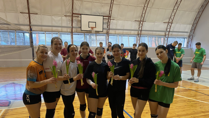 Turnīra dalībnieces ar ziediem