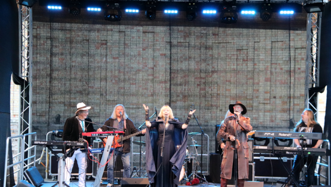 Popes estrādē grupa “Pērkons”