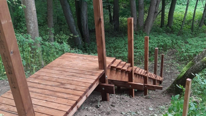 Uzstāda kāpnes takā