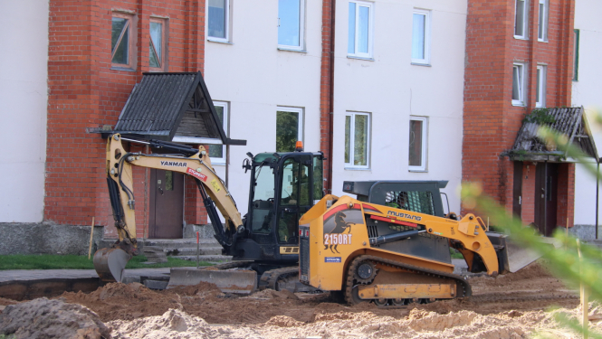 Rekonstruē daudzīvokļu mājas apkārtni