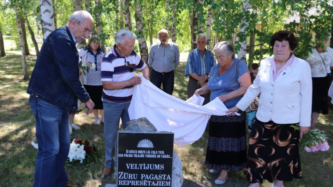 Cilvēki Zūrās pie pieminekļa