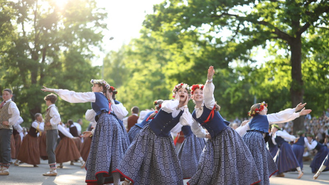 Dejo tautas deju kolektīvs