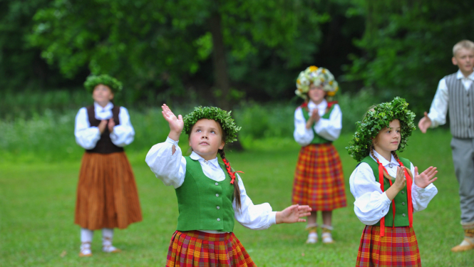Bērni tautas tērpos