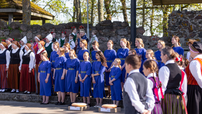 Bērni tautas tērpos