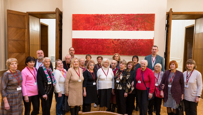 Seniori iepazina Saeimas darbību