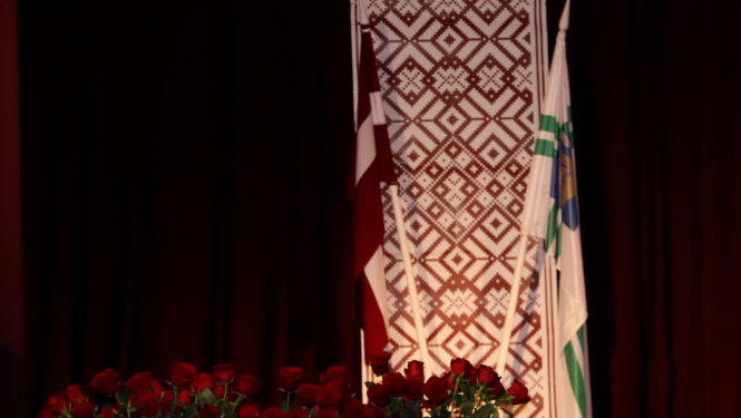 Svētku dekorācijas un karogi