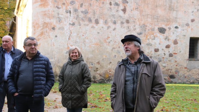 Imants pašvaldības pārstāvjiem stāsta par muižas parka celiņu