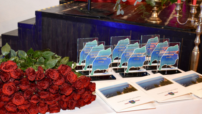 Balvas un sarkanas rozes