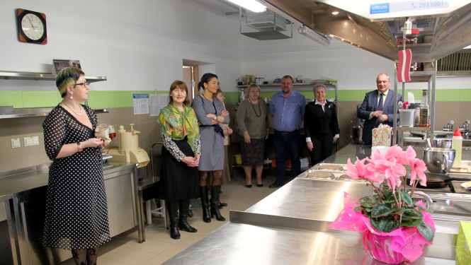 Svinīgi atklāj Ugāles vidusskolas virtuvi