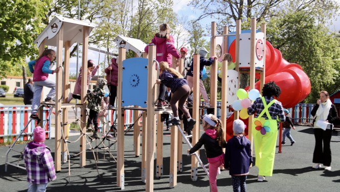 Rotaļu laukums ar bērniem