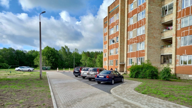 Bruģis pie daudzdzīvokļu mājas