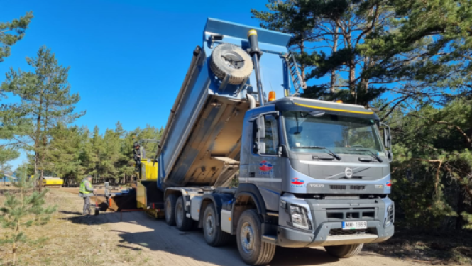 Turpinās autoceļu pārbūves darbi Užavas pagastā