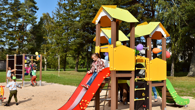 Rotaļu laukums Užavā ar bērniem