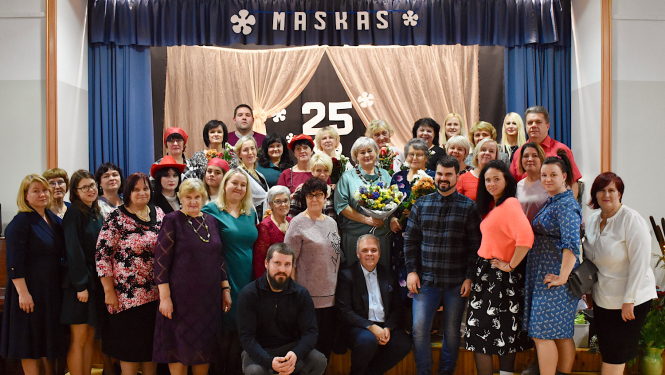 Pasākuma dalībnieku kopbilde pie iestādītā koka