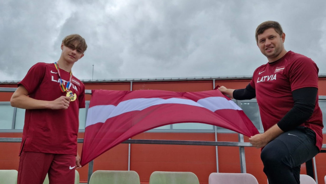 Elans ar treneri tur Latvijas karogu