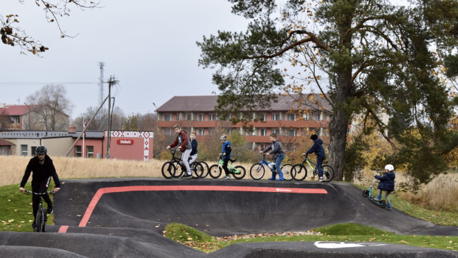 Velobraucēji multifunkcionālā asfalta velotrasē