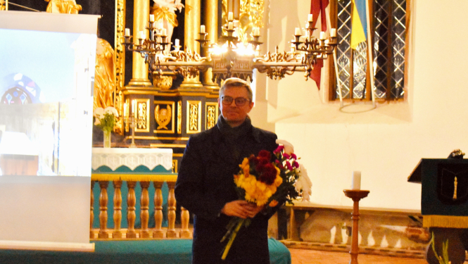 Ērģelnieks ar ziediem Ugāles baznīcā