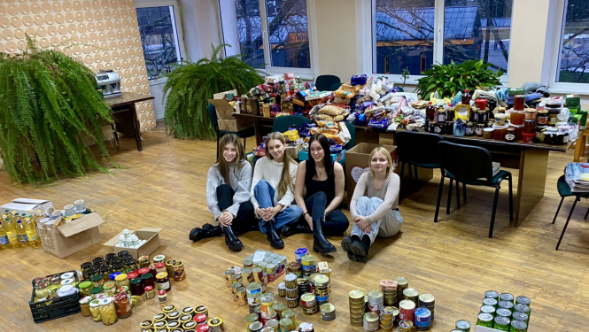 Ugāles jaunietes un ziedojumi