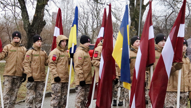 Jaunsargi ar karogiem