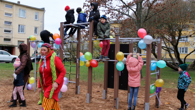 Usmā atklāj jaunu rotaļu laukumu