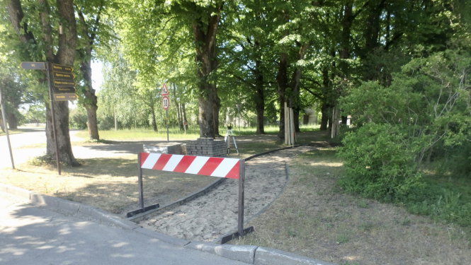 Uzsākti gājēju ietves pārbūves darbi Popes pagastā