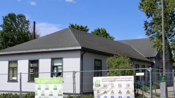 Uzsākti teritorijas labiekārtošanas darbi pie ēkas “Mežrūpnieki”