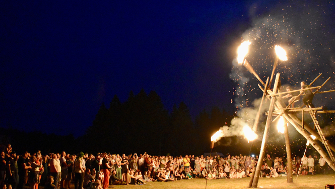 Pasākuma apmeklētāji pie uguns dzirnavām
