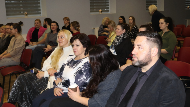 Vecāki ieradušies uz konferenci