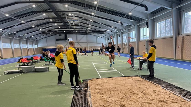 Sporta aktivitātes, lēkšana smiltīs