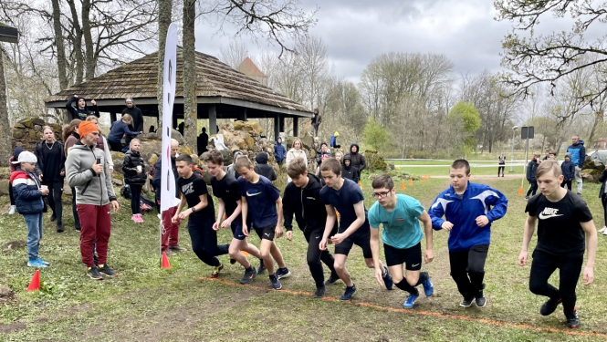 Sacensību dalībnieki uz starta