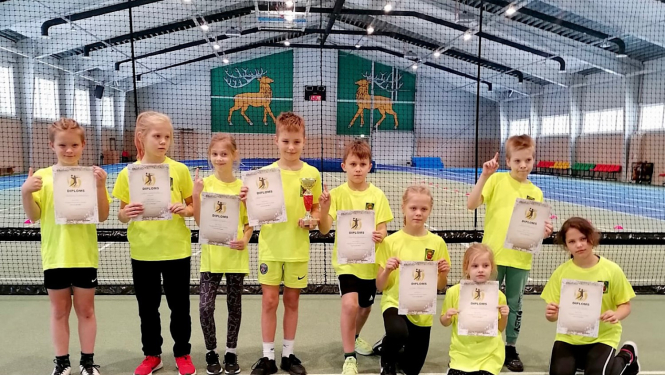 Pasākuma dalībnieki ar diplomiem