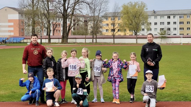 Sacensību dalībnieki un treneri