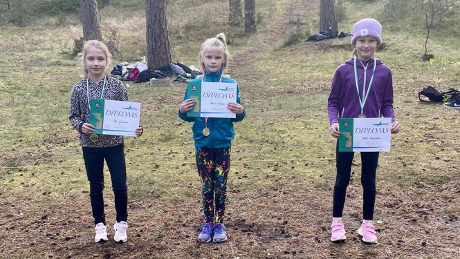 Sportisti ar diplomiem un medaļām