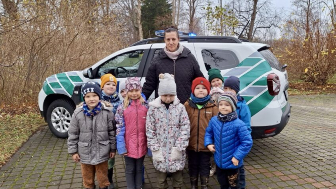 Popes pamatskolas pirmsskolas grupas bērni pie pašvaldības policijas auto