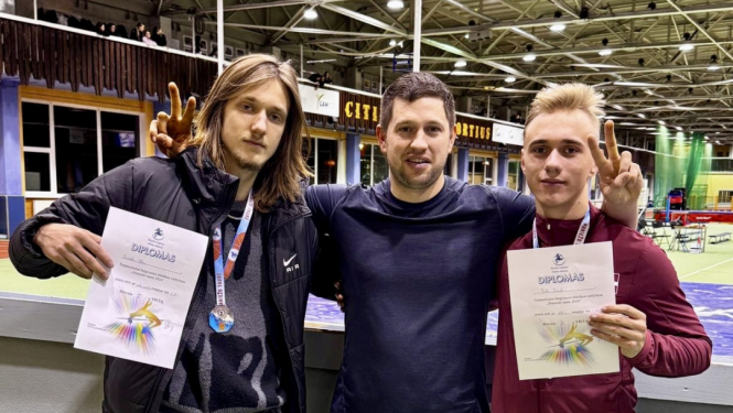 Sportisti ar diplomiem un treneri