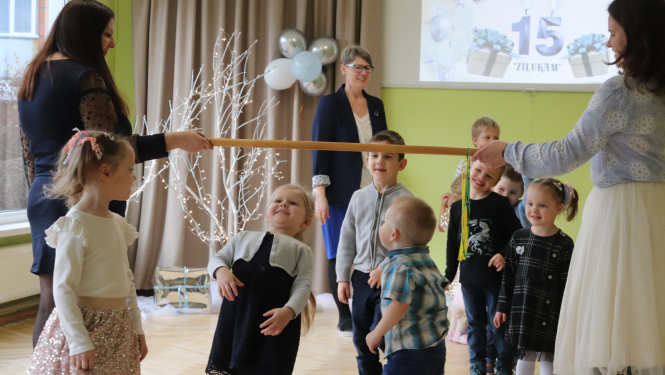 Bērni piedalījās jautrās aktivitātēs