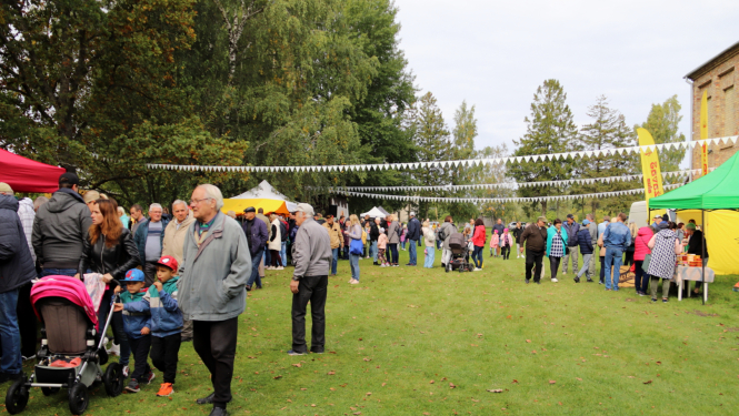 Pasākuma apmeklētāji un tirgotāji