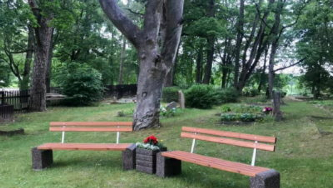 Zlēkās uzstāda soliņus un novieto puķu podu 