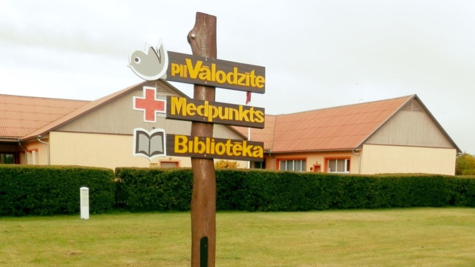 Ances bibliotēkas ēka un norādes